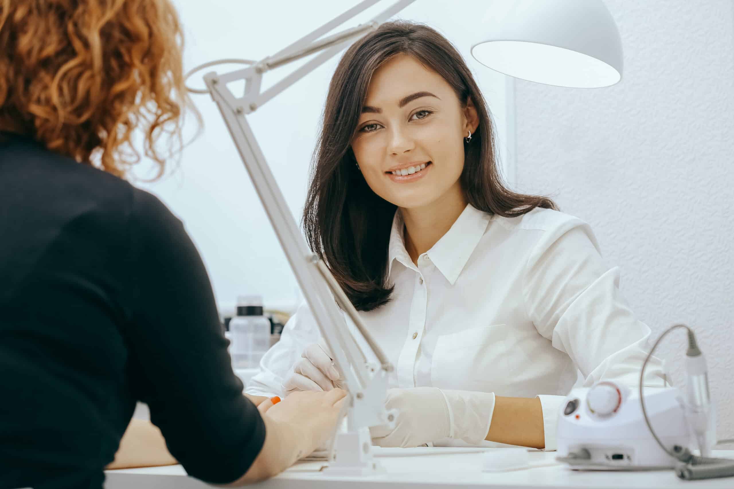 studerende øver negleteknik på negletekniker uddannelse